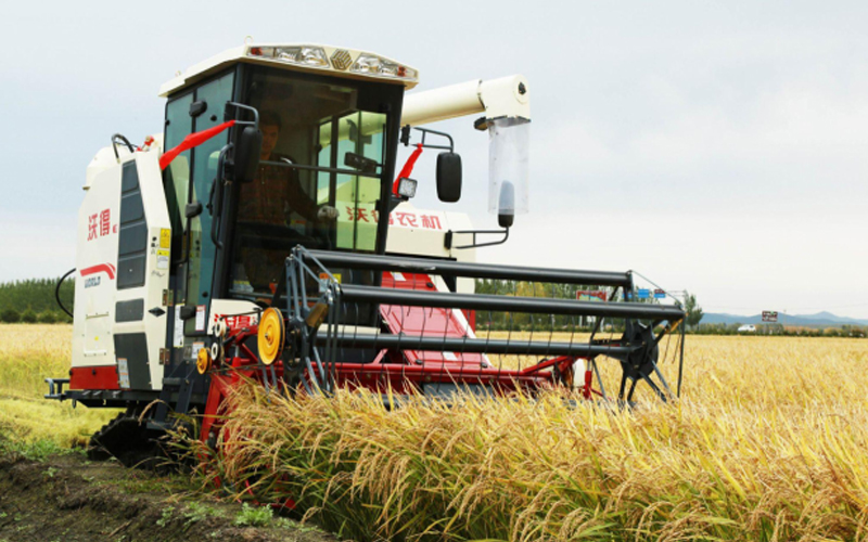 एफएमवर्ल्ड द्वारा निर्मित एक कंबाइन हार्वेस्टर वर्तमान में चावल के धान में परिचालन में है।